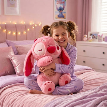 Enfant avec une nouvelle peluche - Peluchou